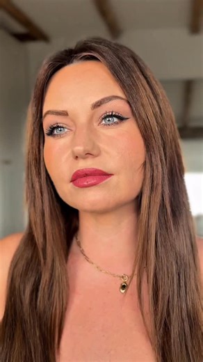 Sina Neighbour on Instagram: "✨ The 90s are so back – und ich bin komplett dabei! ✨ Clean Girl Make-up war gestern. Habe diesen Look nach einem YouTube-Tutorial nachgeschminkt und fühle mich direkt wie in einer VHS-Ära voller Choker & Attitude. 💿🖤 Bist du Team 90s? Unbeauftragte Werbung wegen Verlinkungen der Marken 😂🤌🏼 Lid-Base : @maybelline_de Lifter Stick Lidschatten : @hudabeauty @nyxcosmetics_de Kontur : @nyxcosmetics_de Wimperntusche : @maybelline_de Bronzer : @benefitgermany Eyeliner