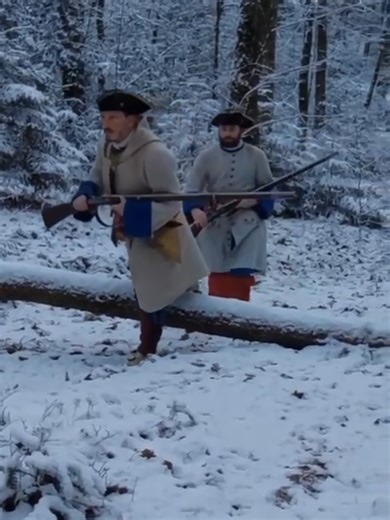 🍁🇫🇷🪓[Une patrouille française à l'hiver 1756, en Nouvelle-France]🍁🇫🇷🪓 Nous sommes à l'hiver 1756, en Ohio, en Nouvelle-France. Le froid est mordant quand soudain, une patrouille de trois hommes appartenant à une Compagnie Franche de la Marine apparait. Ces hommes arpentent ce morceau de territoire colonisé par la France, surveillant le secteur. 🇫🇷 Ces reconstituteurs appartiennent au groupe Le Lys sous l'érable. Il s'agit d'une association de reconstitution historique présentant la vie