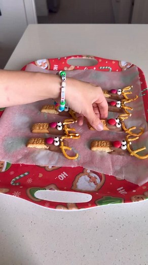232K views · 9.5K reactions | Part 1 of my Christmas Baking Series!  These Reindeer Biscuit Pops are such an easy festive treat, no baking, just dipping, decorating, and done. Perfect for class parties or Christmas movie nights. 歷✨ #ChristmasBaking #FestiveTreats #EasyChristmasRecipes #HolidaySnacks #FamilyBaking @arnottsbiscuits @cadburyaust | Eisha-Marie Eisel | Facebook