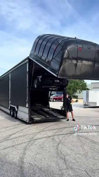 Exploring Daily Cars: Corvette vs Lamborghini