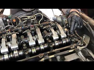 いすゞエルフのインジェクターの交換作業をしています。インジェクター取付てから残りの部品を慎重に取り付けます。