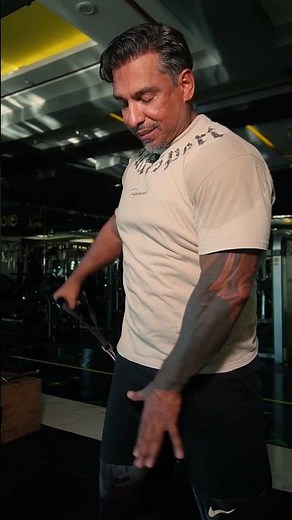 Elevación lateral con polea baja por atrás #motivacion #deporte #consejos #fitness