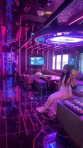 Yasue🐰 おでかけ⌇旅行⌇グルメ⸜❤︎⸝ on Instagram: "日本最大級のカラオケが映え空間すぎた🥹🌈 渋谷にできた映えすぎるカラオケ知ってる？🎤 ネオンが輝く内装にうっとり🥺 異空間で思いっきり歌えます🎼 巨大スクリーンや20名以上が入れる空間、 誕生日専用ルームまである充実のカラオケ💭 可愛いバルーンやデコレーションがあるお部屋は、 お祝いのサプライズにもぴったり🎈 カラオケやパーティー、宴会などでぜひ行ってみて🎤 ୨୧‥∵‥‥∵‥‥∵‥‥∵‥‥∵‥‥∵‥୨୧ ❤︎利用料金 2H 飲み放題コース1980円 2Hアフタ又一ンティ980円 ୨୧‥∵‥‥∵‥‥∵‥‥∵‥‥∵‥‥∵‥୨୧ ❤︎お店情報 🔖 @star_karaoke_jp 店舗名：スターカラオケ渋谷店 住所：東京都渋谷区宇田川町26-11 白馬ビル2F アクセス：渋谷駅から徒歩5分 ୨୧‥∵‥‥∵‥‥∵‥‥∵‥‥∵‥‥∵‥୨୧ いつもいいね、保存ありがとうございます🎗 他の投稿はこちら▶︎ @xxychancexx 🐰🎁 #PR #渋谷カラオケ #渋谷 #shibuya #渋谷カラオ