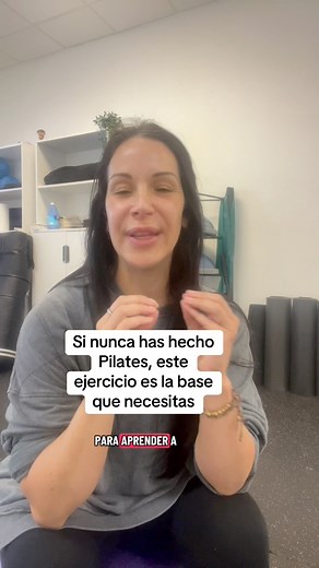 El 100 es uno de los ejercicios más importantes del Pilates, y me encanta enseñarlo porque permite aprender a conectar la respiración con el abdomen desde lo más básico.Se puede empezar simplemente con las manos sobre las costillas, respirando con control, y luego ir agregando brazos, piernas y movimientos más complejos según tu nivel.Lo hermoso de este ejercicio es que cada progresión tiene un propósito: fortalece el core, mejora la coordinación y ayuda a sentir tu cuerpo de manera consciente. 