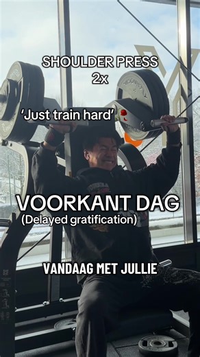 Tegenwoordig is snelle dopamine zo makkelijk verkrijgbaar dat bijna niemand meer weet wat delayed gratification inhoudt. Vroeger hadden mensen inbeeldingsvermogen, visie en konden ze alles afsluiten en volledig voor hun doel gaan. Nu is het enige wat puberale jongens nog kunnen aftrekken en doomscrollen. Niet dat ik dat niet doe, maar je leeft pas echt als je weet hoe het voelt om ergens je hart en ziel in te stoppen, en elke dag een centje in de spaarpot te stoppen, (SO Gino Brouwers) en zo na 