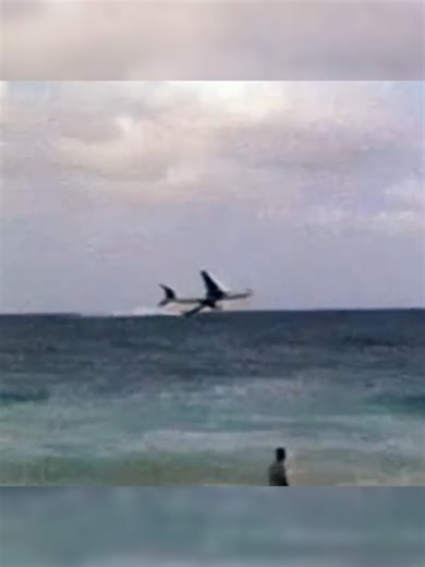 Never make this mistake with a life jacket ✈️🌊 #lifejacket #waterlanding #ditching #aviationsafety #aviation #avgeek #fearofflying #aipilot #flightfacts Inflating a life jacket inside the aircraft is one of the most dangerous mistakes passengers can make during a water evacuation. When water enters the cabin, buoyancy can push you upward against the ceiling, trapping you and preventing you from reaching an exit. A fully inflated vest can block movement in narrow aisles and make it impossible to