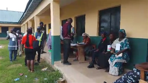 28 reactions | An fara kada kuri'a a mazabar Narayi da ke karamar hukumar Chikin ta jihar Kaduna, bayan da INEC ta fara rabon kayayyakin da sanyin safiya. | Trust Radio Live | Facebook