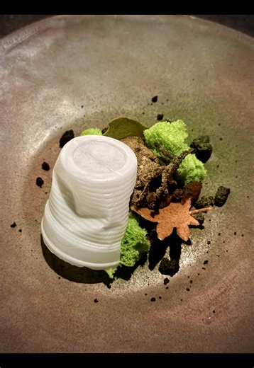 6 mois d’attente. 180€. Et on ne sait même pas ce qu’on va manger. Bienvenue chez Vaisseau, le restaurant d’Adrien Cachot, candidat culte de Top Chef. Ici, pas de carte. Un menu en 12 étapes. Et une cuisine qui pousse les curseurs au maximum. Hyper acide. Hyper salin. Hyper piquant. Textures déroutantes. Associations radicales. On ne sait pas toujours si on aime. Mais on ressent quelque chose. Ce n’est pas un restaurant “plaisir facile”. C’est une expérience gastronomique à Paris. Une table pour