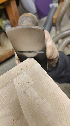 hand plane rounding corners in face grain #woodworking #wood #endgrain #cuttingboard