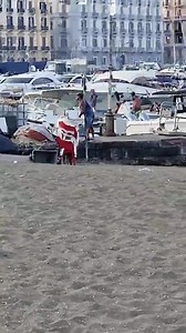 Parcheggiatore abusivo occupa strisce blu a via Caracciolo con le sedie che scaglia contro chi non vuole pagare. Borrelli (Avs): "questi delinquenti diventano sempre più aggressivi e violenti ma hanno un notevole consenso sociale di una parte della città e del commercio". Ha provato a parcheggiare la sua auto nelle strisce blu di via Caracciolo. Ma all'improvviso è comparso un uomo che le ha detto che il posto era già occupato con una sedia. Ma alle sue rimostranze l'uomo non ha esitato dapprima