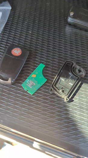 🚗🔑 Car keys aren't just as simple as cutting the key - Fixing a Vauxhall Meriva key that broke apart and transponder was lost. I decode the old key blade to get the bitting, then cut the new blade on the new remote shell and test in the door and ignition. Then a new transponder needs coding because the old one was lost when the key fell apart. After coding the transponder as a ID40 PCF7935 it can be secured in the new key shell. Then the old PCB can be put in there, along with a new battery an