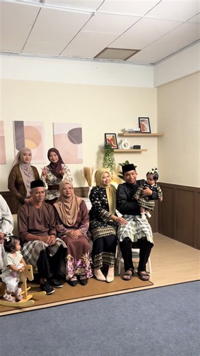 Seronok bila dapat bergambar bersama keluarga , masa tu korang tengok mak ayah korang malu malu bersalaman bertentang mata hihi🥹🫣 #studioraya #studiorayabatupahat #rayabersama #raya2026 #rayabatupahat