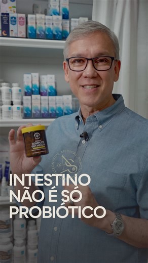 Dr. Afonso Salgado | Saúde Integrativa e Bem-estar on Instagram: "Nem todo suplemento intestinal atua da mesma forma. E nem tudo se resolve apenas com “mais bactérias”. Na prática clínica e no meu uso pessoal, eu observo que o intestino responde melhor quando olhamos o ecossistema completo, não apenas um elemento isolado. Este suplemento do vídeo, associa prebiótico, probiótico e pós-biótico, junto à própolis, com foco em suporte à saúde gastrointestinal. • Prebiótico: fornece substrato para o a