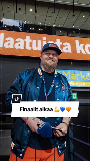 Kyllähän se pistää hymyilyttään kun tänään alkaa Liigan finaalit ja illalla on vielä pitkästä aikaa keikka bändin kanssa Porissa 😅 Eli alkulämmöt Nokia Arenalta ja sitten suunnaksi Punainen Kukko 💪 📸 Jooel Hildén @Tappara Official @PK