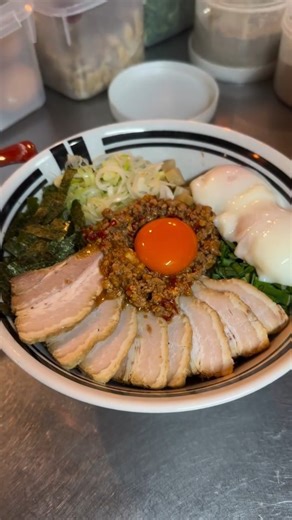 @romangroupjapan 🔥 ついに今日からスタート！！ 🔥 ロマン【創業祭 & 増量祭】開催中🍜✨ 11/11(火)〜11/13(木)の3日間限定で、 なんと《麺以外の具材ぜんぶ2倍盛り！》 もちろん値段そのまま👏 SNSに投稿してくれた方には 🎁オリジナルスマホリングをプレゼント！（各店なくなり次第終了） この3日間だけの特別イベント、 ロマン史上“最大級”の盛り祭りです🔥 今日のランチ・ディナーはロマンへGO‼️ 📍開催店舗：布施、八戸ノ里 #ロマン #創業祭 #増量祭 #油そばロマン | I Love 東大阪