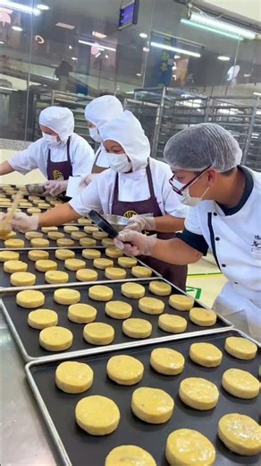 The daily work at the mooncake factory is simple and comfortable.#India