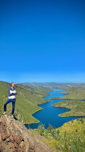 Pablo Montes & Estefanía Casillas | Travel on Instagram: "📍 Mirador Serpente do Medal (Mogadouro. Portugal) 🏞️ Está considerado el mirador natural más espectacular de Portugal. Un roquedo desde el que puedes contemplar cómo el agua embalsada del río Sabor serpentea haciendo curvas imposibles. Por algo está bautizado como Serpente do Medal. ❓ ¿DÓNDE ESTÁ? En el municipio de Mogadouro, en la región de Trás-os-Montes en el Norte de Portugal. ❓ ¿CÓMO LLEGAR? Hay que desplazarse hasta la aldea de E