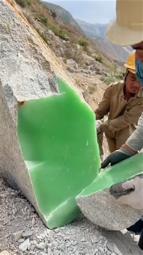 Breaking a mountain rock to reveal beautiful jade inside #hunting #hunting #experiment #mining