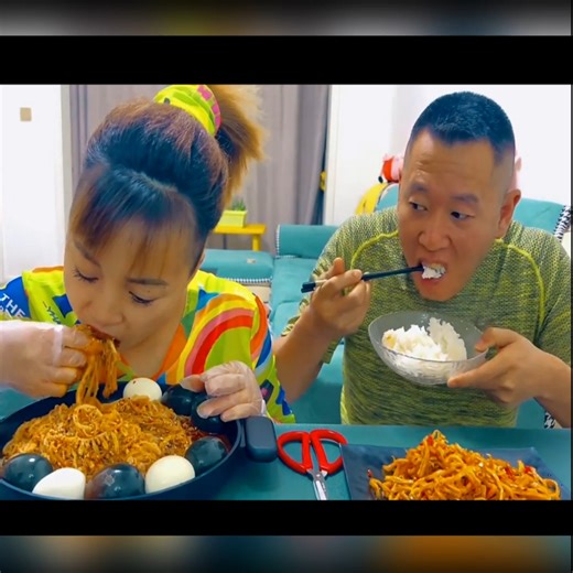 🍜👨‍👩‍👧‍👦 Family Noodle Feast – Who Eats Faster? 🏆 #fblifestyle #FunnyFamily #FamilyFun #EatTogether #FamilyTime #FoodFun #YummyTime #LaughTogether #FamilyLaughs #MealTime #FoodLove | Yummy ASMR