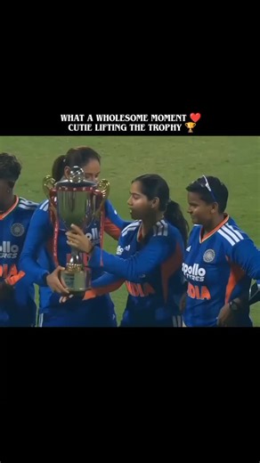 Vaishnavi sharma fans 🤍 on Instagram: "1997년 개봉한 영화 Titanic은 잭과 로즈의 운명적인 사랑을 통해 비극 속에서도 오래 남는 감정의 깊이를 보여주는 작품입니다. 화려한 연출보다 인물의 감정에 더 집중한 제임스 카메론 감독의 스타일은 지금 다시 봐도 묘하게 가슴을 울리죠. 배가 침몰하는 장면이 아닌, 두 사람이 서로를 바라보던 순간들이 더 강하게 기억에 남는 영화이기도 합니다. 이 감정을 완성해주는 곡이 바로 셀린 디온의 *“My Heart Will Go On”*입니다. 처음 들으면 잔잔한데, 어느 순간 자연스럽게 가슴이 벅차오르는 느낌을 줍니다. 특히 후반부의 고조되는 보컬은 영화 속 잭과 로즈의 마지막 장면과 겹쳐지면서 괜히 마음이 서늘해지기도 하고요. 많은 분들이 “이 노래가 나오면 왜 그 장면이 자동으로 떠오르는지 모르겠다”고 말하는데, 그만큼 영화와 음악이 자연스럽게 얽혀 있는 곡입니다. 1998년 아카데미 주제가상을 비롯해 여러 