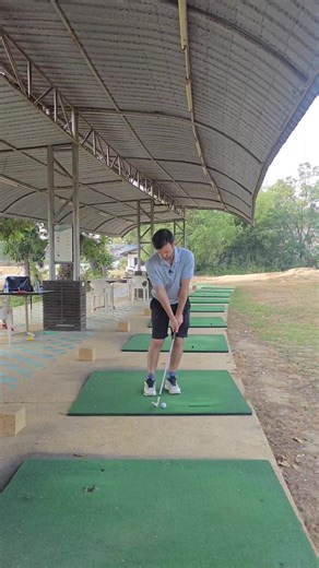 Here are 4 common mistakes golfers make with their chip shots #golfcoach #suphanburi #golflesson