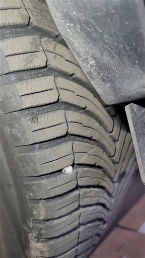 Anvelope all season, an fabricație 2023… și deja apar crăpături vizibile pe banda de rulare. 😡😡😡