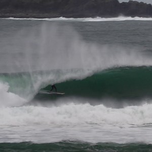 11K views · 722 reactions | While Hurricane Epsilon was spinning liquid mountains to Nazaré, down in the Basque Country, Mundaka was busy pumping out one perfect barrel after another. Clearly, Natxo González took full advantage. Full edit ➡️ https://youtu.be/YyQLN6WEBfI : @jonbakio | Red Bull Surfing | Facebook