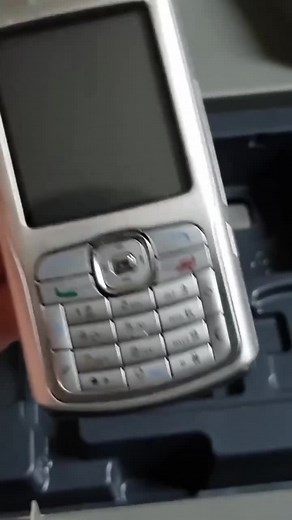 Explore the Classic Nokia N70 Silver Features