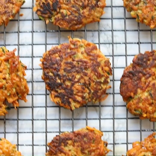 ✴️ 𝙍𝙀𝘾𝙄𝙋𝙀: https://www.simplyquinoa.com/curried-carrot-sweet-potato-fritters/ These healthy SWEET POTATO FRITTERS are lightened up with carrots and flavored with curry powder for some added kick. They're simple to make and delicious! Perfect for a gluten-free appetizer or side dish. | Simply Quinoa