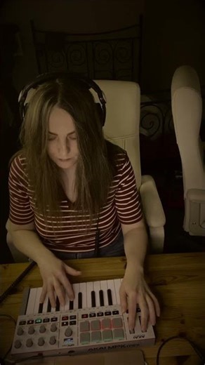 Original Loop | AKAI MPK Mini 4 #akai #looping #beat #akaimpk #synth #atmosphericmusic