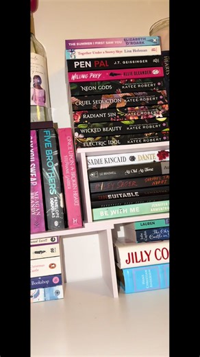 If you’re limited for space these table top shelves are a game changer for book storage! grab them now while there on offer Thank me later 🩷 #bookshelf #booksoftiktok #booktoker #bookish #bookishbuys