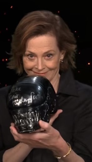 Alien Theory on Instagram: "Jake Hamilton shows off his Alien popcorn bucket to Sigourney Weaver #Alien #PopcornBucket #SigourneyWeaver"