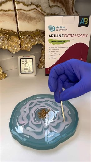 Dárky | Obrazy | Hodiny | Nádobí | Dekorace | Pryskyřici on Instagram: "Technika malování květin v epoxidové pryskyřici patří mezi ty úplně nejnáročnější. Každý detail záleží na správné konzistenci a kvalitě pryskyřice – a právě ta rozhoduje o tom, zda se květy opravdu otevřou do krásných, jemných tvarů. Jedna z nejlepších pryskyřic pro tuto techniku je hustá epoxidová pryskyřice Artline Honey. Díky své dokonalé viskozitě se s ní květy malují snadněji, barvy se lépe rozlévají a výsledky vypadají