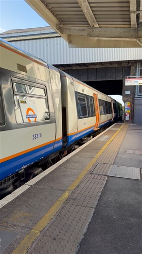 Overground train Class 378 train #railway #trainspotting #train #railroad #london #shorts
