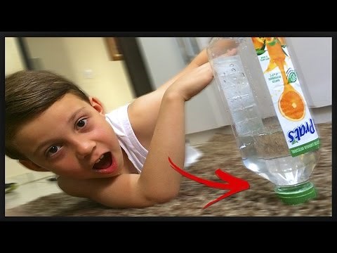 MEU IRMÃO FEZ O DESAFIO DA GARRAFA! (Water Bottle Flip)