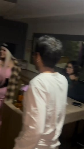 THE GUD BOYZ on Instagram: "Asi fue grabar un video musical en un motel #motel #humor #trap"