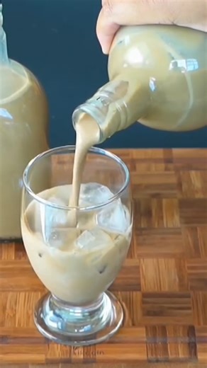 This homemade coffee liqueur is incredibly creamy and smooth — perfect to enjoy after dinner or on special occasions. ☕️✨ It’s easy to make, tastes amazing, and costs much less than store-bought versions. You only need coffee, milk or cream, sugar, and a touch of alcohol. Mix everything gently and let the flavors blend into a rich, homemade drink you’ll love. 😋 It’s simple, affordable, and perfect to share with friends or enjoy slowly at home. Would you try making this at home? Tell me where yo