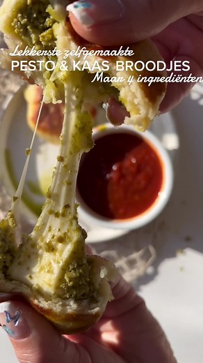 Lekkerste zelfgemaakte pesto & kaas broodjes🧀✨🌭 receptje wat je uit moet proberen! Met de lekkerste VEGAN pesto van @KoRo Nederland/België 🇳🇱🇧🇪 @KoRo LINK IN BIO & GEBRUIK CODE:’ROBYN’!💖 Super makkelijk & echt zo zo zo lekker! 275g gekookte aardappelen, 150g meel, 2 blokjes kaas per broodje (8 in totaal), theelepel pesto per broodje. Kneed de aardappelen met de meel. Verdeel het deeg in 4 stukken, rol het uit. Beleg met kaas en pesto & bouw het goed op als een pakketje. Bak in een pan met