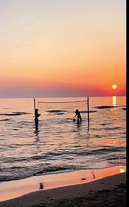 🏐🌅 @volley.highlights #volleyball #volley #highlight #haikyuu #mikasa #asics #spike #set #recieve #ball #spiker #reels #fy #vnl #athlete #sport #bestsport #sunset #beauty #perfection #beach #summer #beachvolleyball #sea | Ahmed Elabdi