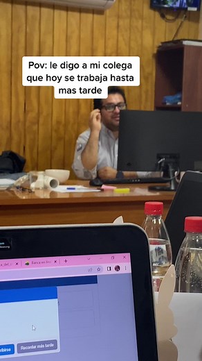 Trabajo hasta tarde, colega lo asume