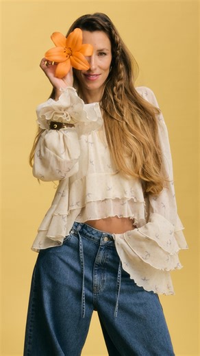 🇨🇿/🇬🇧 Nová kolekce KAMILA SIKL x @aboutyou je venku… a pro mě je to srdcovka.🩵💛 Vzala jsem vaše přání po barvách vážně. Bez filtru. Bez strachu. Je jiná, výrazná, sebevědomá. Kolekce co nehledá jen trendy, basic je pro ní začátek hry a barvy jsou její hlas… Odkaz na ni dávám do stories! Nebo napište slovo - KOLEKCE a já vám pošlu link do zprávy. 😉💛🙌🏼 Jaký kousek je váš favorit? —————————————— The new collection KAMILA SIKL x @aboutyou is out… and for me, it’s truly a heart piece. 🩵💛 