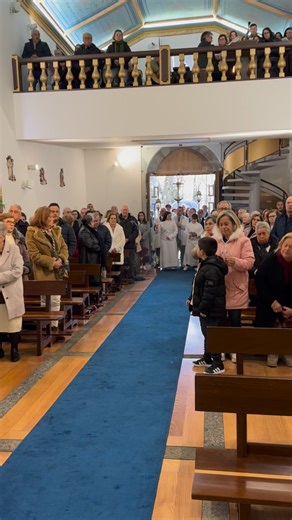Nespereira Polvoreira Tabuadelo on Instagram: "✨🎄 Santa Maria, Mãe Deus 📍Polvoreira 🌾 Semente ➡️ Paz✨ 🕊️ 🎄 ➡️ Oliveira 🌿 Paz Desarmada e Desarmante A paz é o fruto maduro da fidelidade: raiz em Deus, sombra para os outros, sinal de reconciliação. Neste primeiro dia do ano, a Palavra convida-nos a acolher a paz que vem de Deus. Os pastores regressam do presépio louvando o Senhor, porque encontraram no Menino a fonte da verdadeira paz. Também nós somos chamados a deixar que essa paz floresça