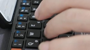 Doohoeek Dual Bluetooth Tastatur für Handy, Mini Tragbare Funktastatur für iPhone, iPad mini, Samsung Z Fold, Kabellose Faltbare Tastatur mit Ständer für iOS, Android und Windows, Orange&Schwarz