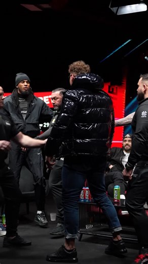 FAME MMA on Instagram: "Final Boss Denis Labryga wjechał na CAGE 🐻 Gorące spięcie z Alberto 🔥 Jest show! Kto byłby górą w takiej walce? 👀"