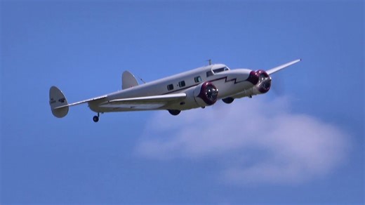 Schau dir diesen Vorbeiflug der Lockheed L-12 Electra an