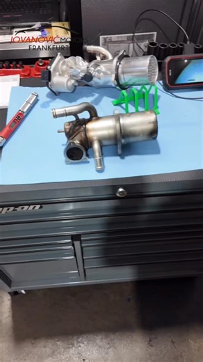 P200200 (P2002) bei VW/Audi/Skoda/Seat? Viele denken sofort: DPF. Ja – aber oft steckt mehr dahinter. Wichtig: Wenn der Wärmetauscher undicht ist, geht Kühlwasser in den Abgastrakt. Das setzt sich im AGR-Kühler ab, bildet Ablagerungen → AGR-Kühler verstopft. Folge: mehr Ruß, Regenerationen ohne Ende, DPF füllt sich sofort wieder. Wir prüfen Differenzdruck Abgaswerte und reinigen den DPF ohne Ausbau mit BAC101. 🌎www.jovanovic-motors.de 📞01577 448-04-12 #Werkstattleben #Mechaniker #Autoreparatur