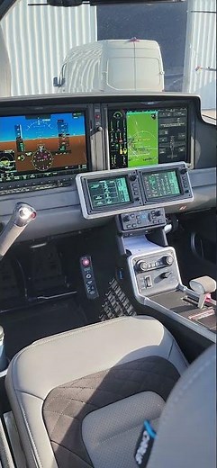 Cirrus SR22 Garmin glass panel view