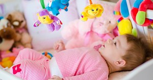 Karuzelka do łóżeczka niemowlaka - czy warto ją posiadać?