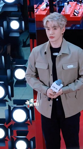 1.8K views · 160 reactions | Nâng niu trong bàn tay, như Kim Cương được yêu chiều mà toả sáng  ---------------------------- ©️ 我是糯糯i Re-up: DvDteam #ĐặngVi #DengWei #邓为 #DvDteam | Đặng Vi 邓为D - Deng Wei Vietnamese Fanpage | Facebook