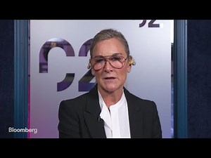 Former Apple Retail Chief Ahrendts Defends Store Changes